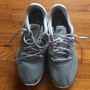 NIKE MEN’S TANJUN WOLF RACER RUNNING SHOES